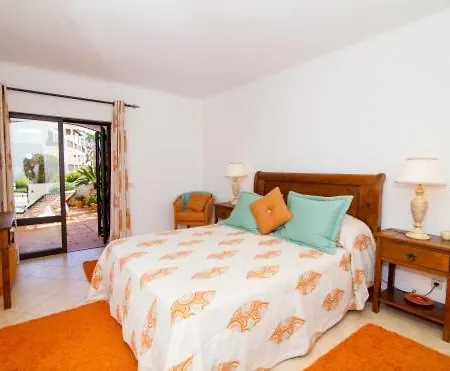 Apartment Sleeps 4 Pool Air Con T480133